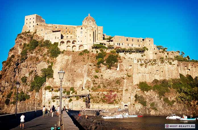 Самые красивые замки: Арагонский замок (cc0)