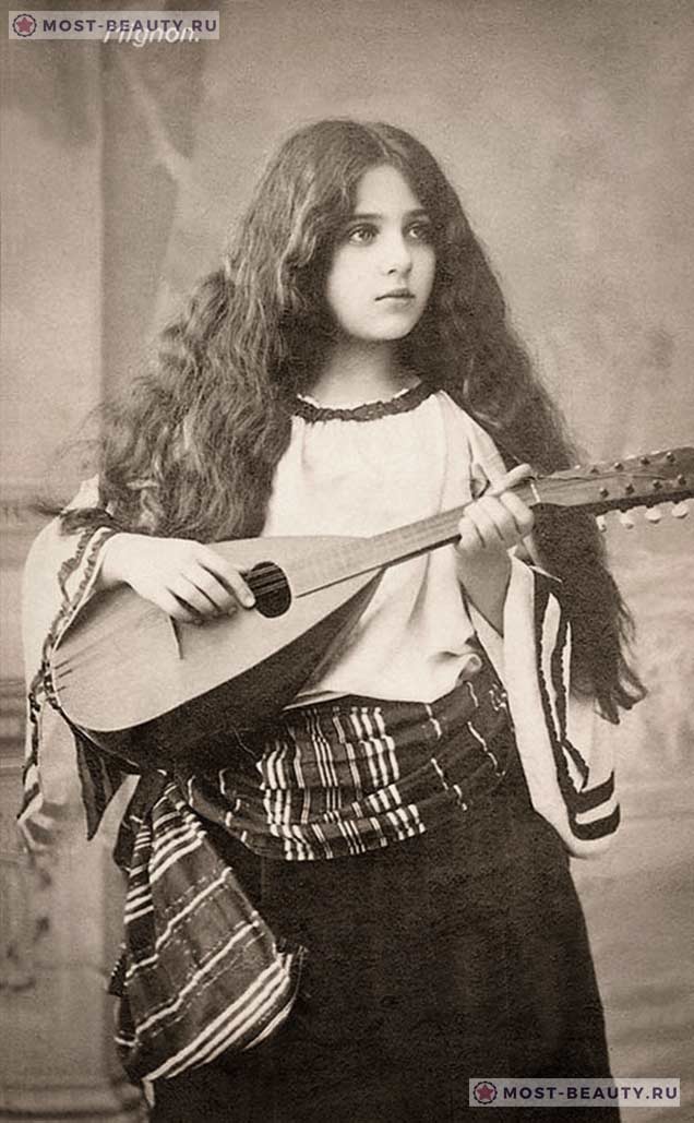 Цыганка с мандолиной. Фото сделано более 100 лет назад