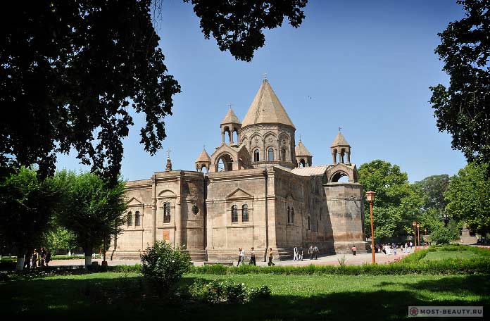 Достопримечательности Армении: Эчмиадзинский кафедральный собор