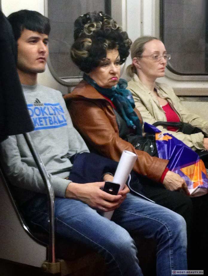 Более 100 убойных фото модниц в метро: Стильная бабуля