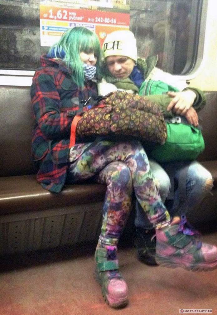 Более 100 убойных фото модниц в метро: Разноцветная девушка