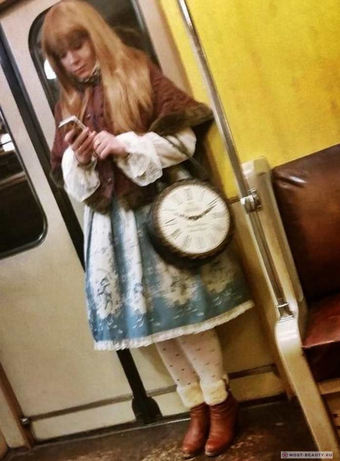 Более 100 убойных фото модниц в метро: Алиса?