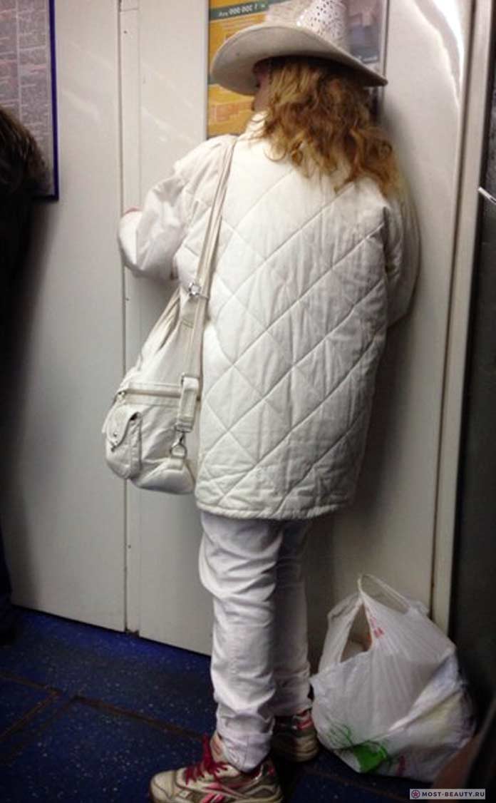 Более 100 убойных фото модниц в метро: Белый - всегда стильно