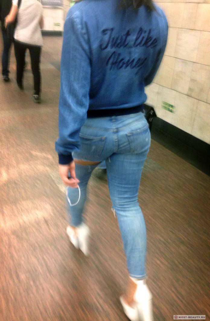 фото модниц в метро: джинсовая попа