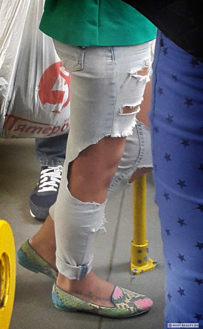 фото модниц в метро: Рваные джинсы