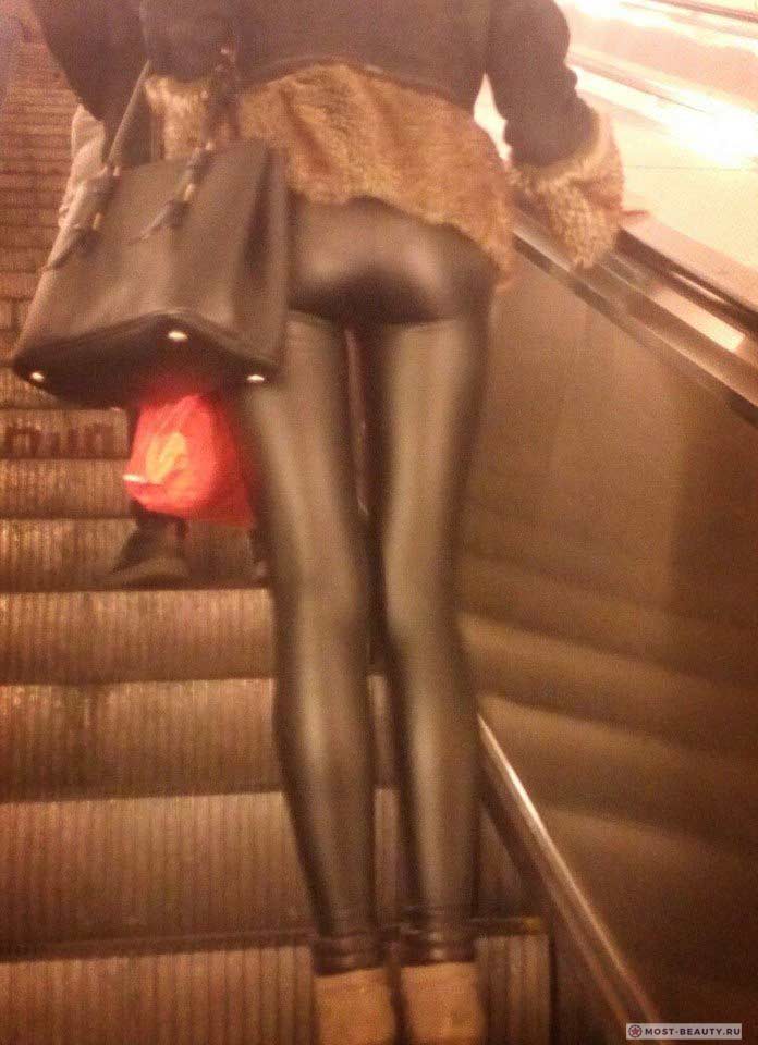 Более 100 убойных фото модниц в метро: Облегающие штаны