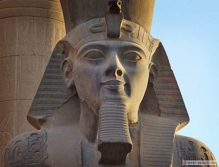 Голова статуи Рамсеса II в Луксорском Храме. 
