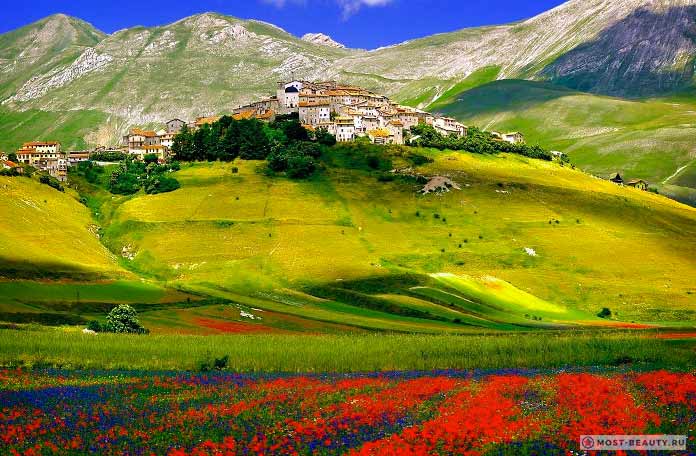 Необыкновенно красивые итальянские деревни: Castelluccio