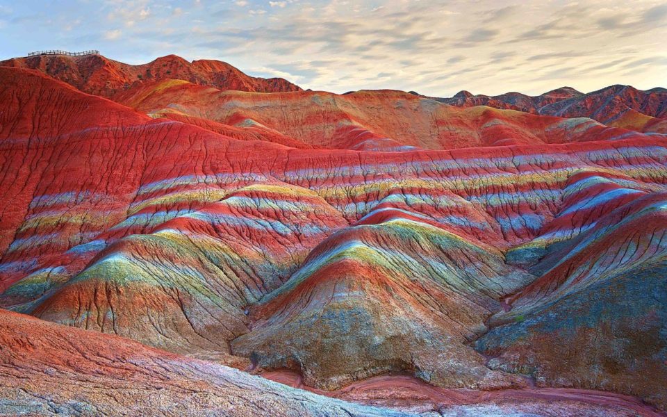 Разноцветные скалы в Чжанъе Данься в провинции Ганьсу, Китай