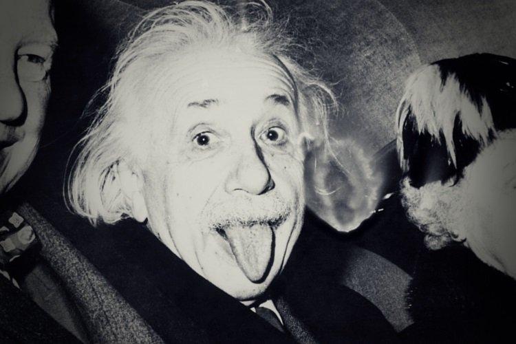 Эйнштейн специально высунул язык на фото